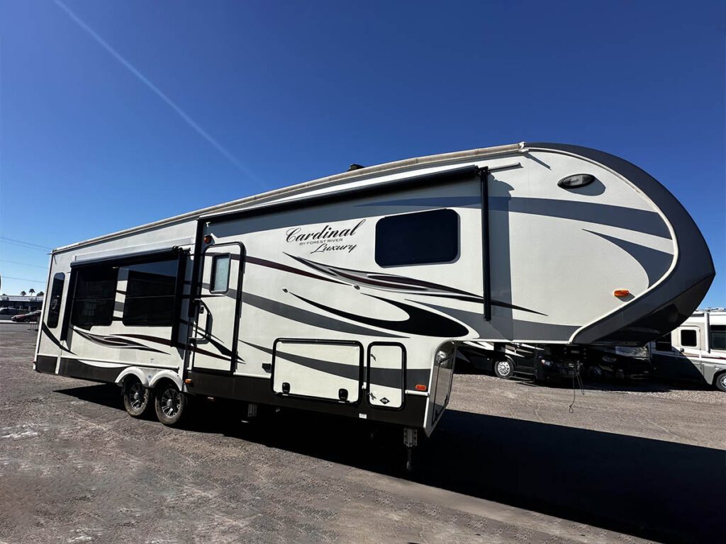 2019 Forest River Cardinal Luxury 3350RLX 2019 Forest River Cardinal Luxury 3350RLX